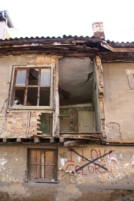 Hylätty talo Pristinan keskustassa.
