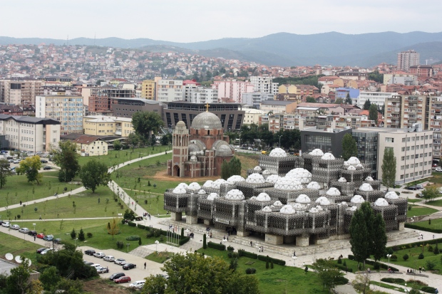 Kosovon kansalliskirjaston takana seisoo hylättynä kiistelty ja keskeneräinen ortodoksikirkko, jonka rakentaminen alkoi serbijohtaja Slobodan Miloševićin aikana, albaanien sorron vuosina ennen sotaa.