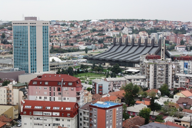 Pristinan nuoriso- ja urheilutalo (mustaraitainen halli) edustaa slaavisosialismin arkkitehtuuria.