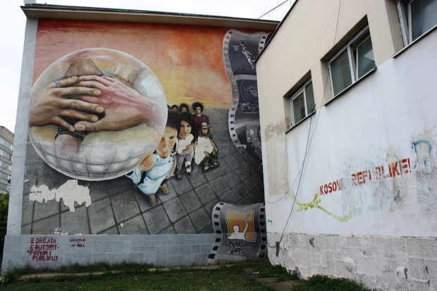 Graffiti Pristinan yliopiston seinällä.