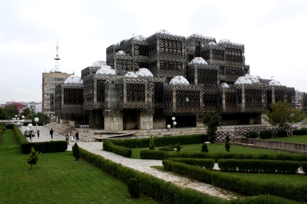 Telegraph on valinnut Kosovon kansalliskirjaston maailman 30 rumimman rakennuksen joukkoon. Minusta se sopi paikalleen, arpisena kuin Kosovo.