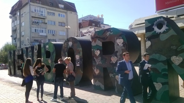 Newborn-muistomerkki Pristinan ydinkeskustassa muistuttaa sodasta - ja rauhasta.